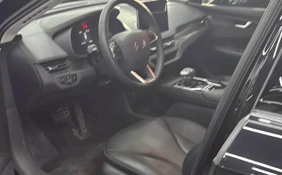 Hongqi E-QM5 charging 431km enjoyment version 5 seats 2023 — миниатюра 5