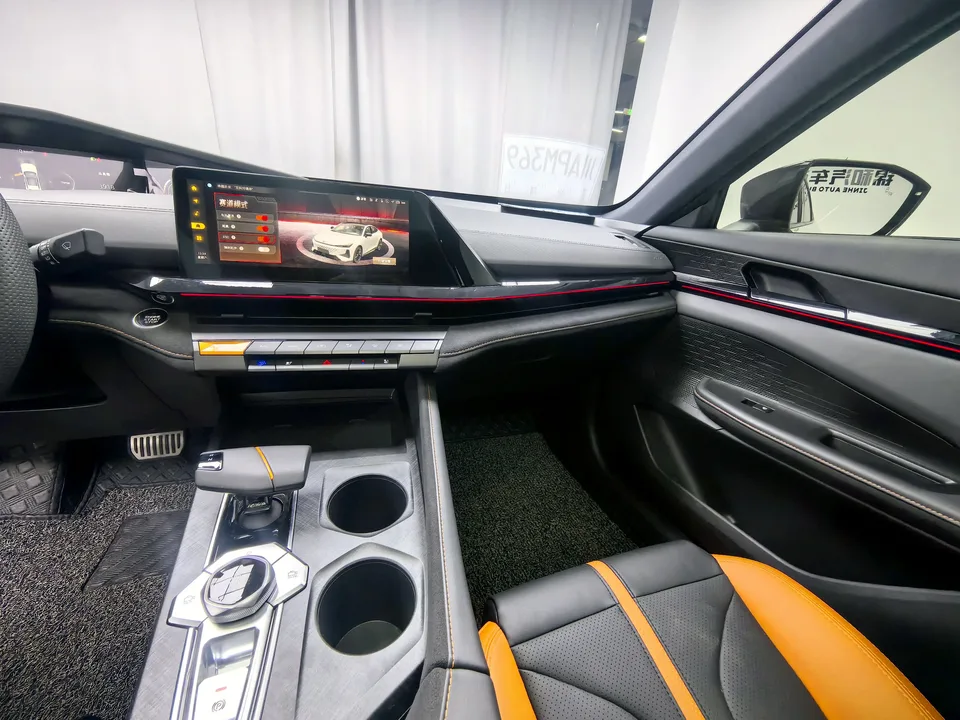 Changan UNI-V 1.5T Premium Sports Edition 2024 — миниатюра 3
