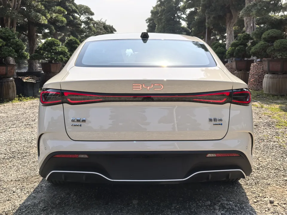 BYD Seal 06DM Intelligent Driving Edition DM-i 120KM Premium Edition 2025 — миниатюра 2