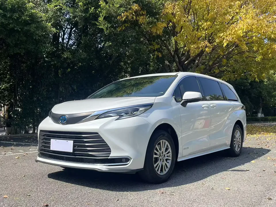Toyota Sienna Senna 2024 Hybrid 2.5L Comfort Edition 2024 — photo 1, buy with delivery to Moscow