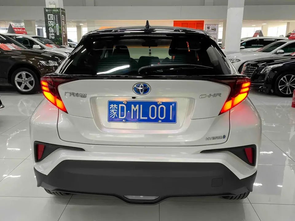 Toyota C-HR Dual Engine 2.0L E-CVT Deluxe Edition 2022 — миниатюра 2