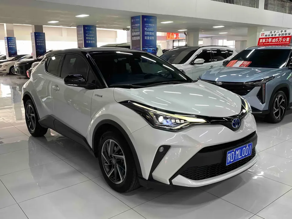 Toyota C-HR Dual Engine 2.0L E-CVT Deluxe Edition 2022 — миниатюра 3