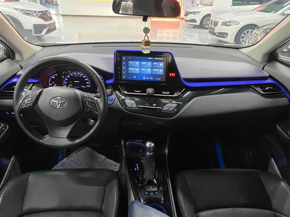 Toyota C-HR Dual Engine 2.0L E-CVT Deluxe Edition 2022 — миниатюра 4