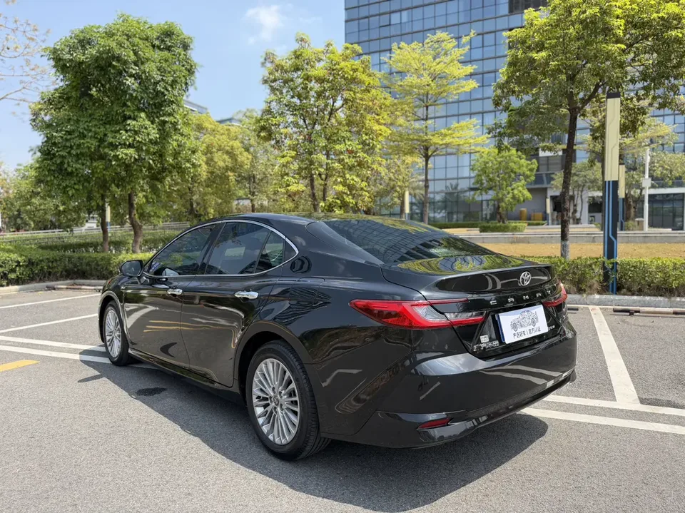 Toyota Camry Hybrid 2.0HGVP Luxury Edition 2024 — миниатюра 2