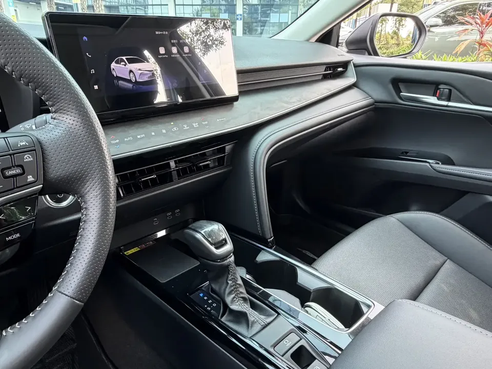 Toyota Camry Hybrid 2.0HGVP Luxury Edition 2024 — миниатюра 5