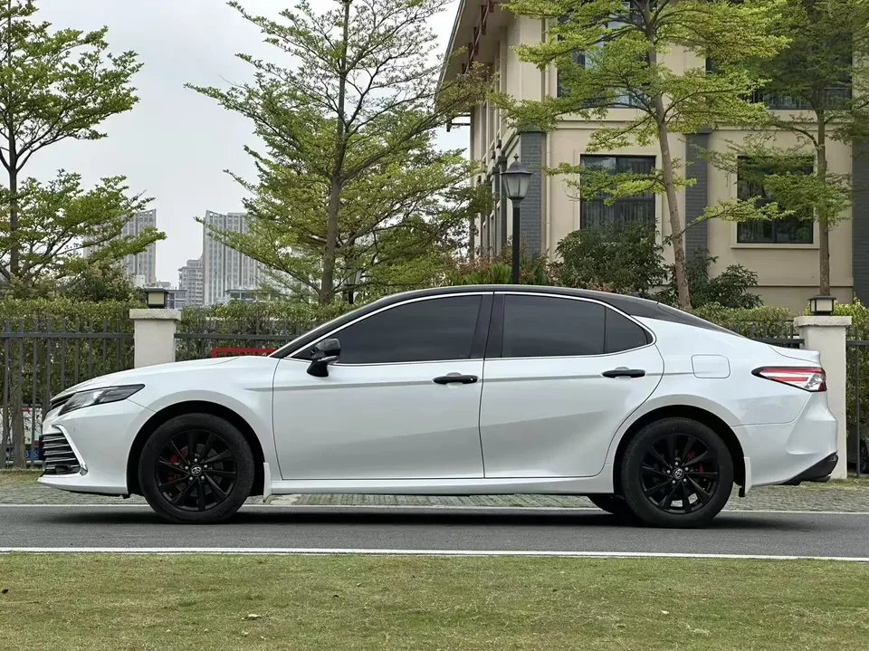 Toyota Camry 2.0G Deluxe Edition 2022 — миниатюра 3