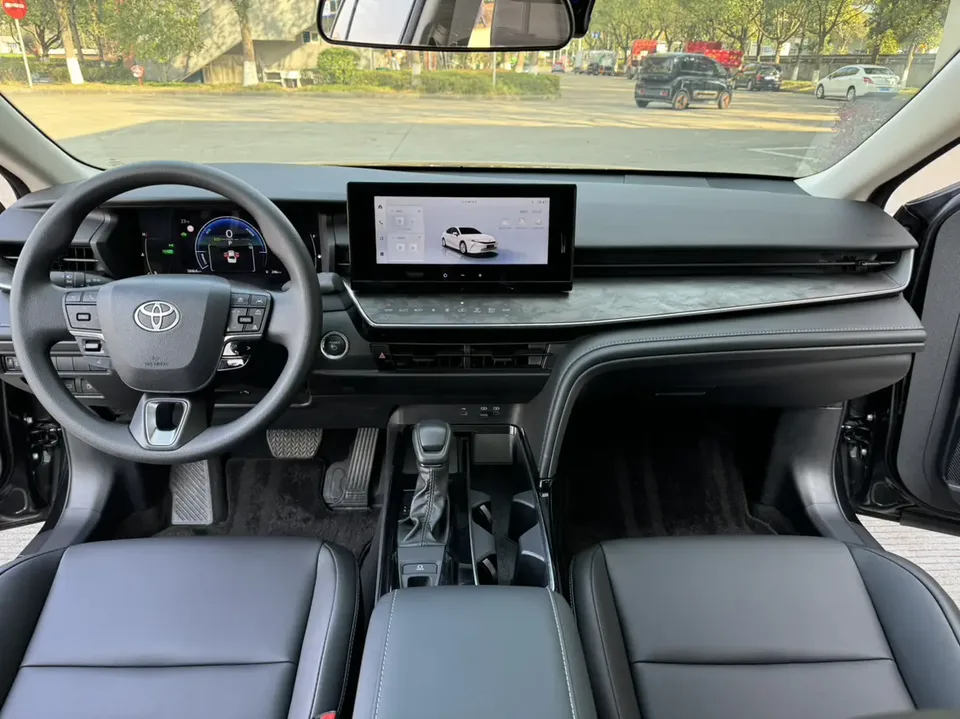 Toyota Camry Hybrid 2.0HE Elite Edition 2025 — миниатюра 3