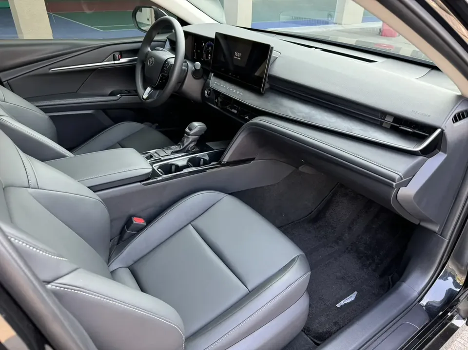 Toyota Camry Hybrid 2.0HE Elite Edition 2025 — миниатюра 4