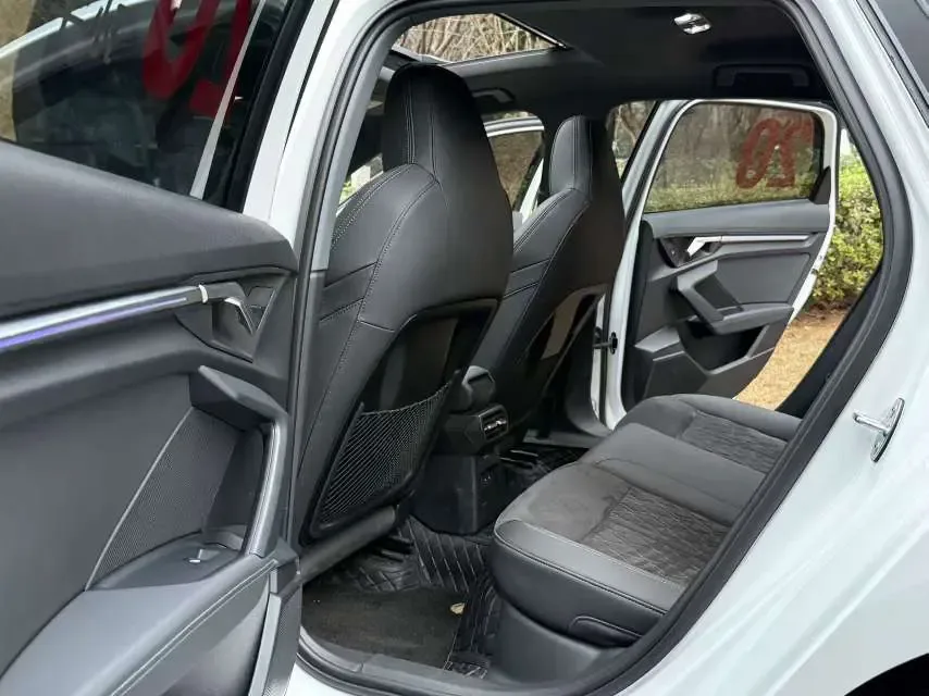 Audi A3 facelift Sportback 35 TFSI luxury sports model 2023 — миниатюра 3