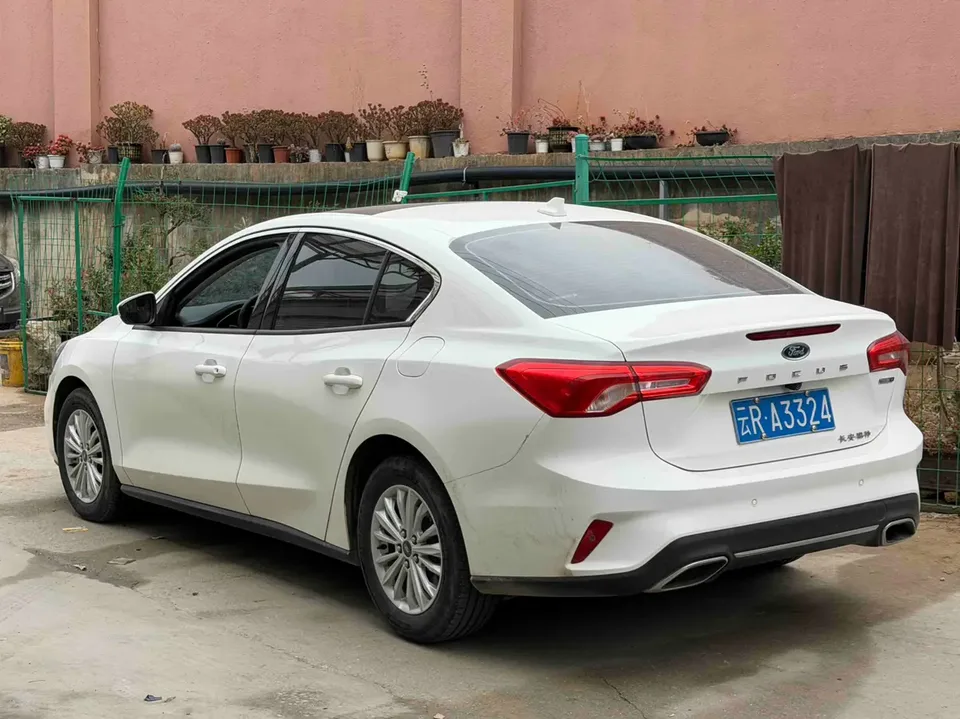 Ford Focus Focus 2021 Sedan EcoBoost 180 Automatic Front Model 2022 — миниатюра 4