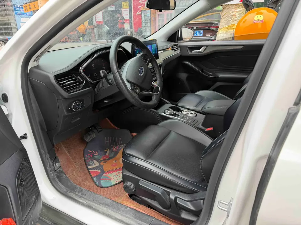 Ford Focus Focus 2021 Sedan EcoBoost 180 Automatic Front Model 2022 — миниатюра 5
