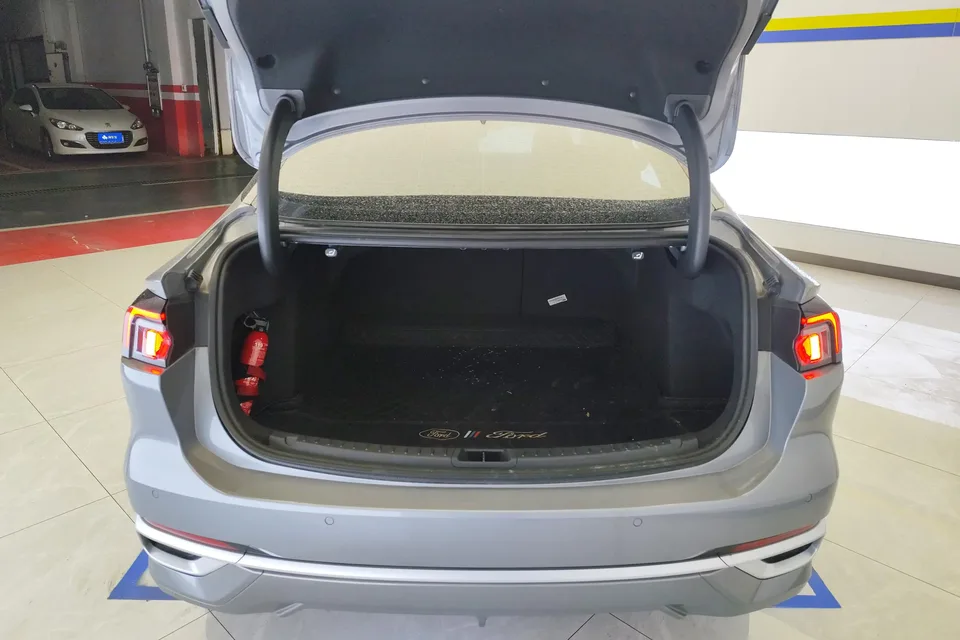Ford Mondeo facelift EcoBoost 245 luxury model 2024 — миниатюра 5