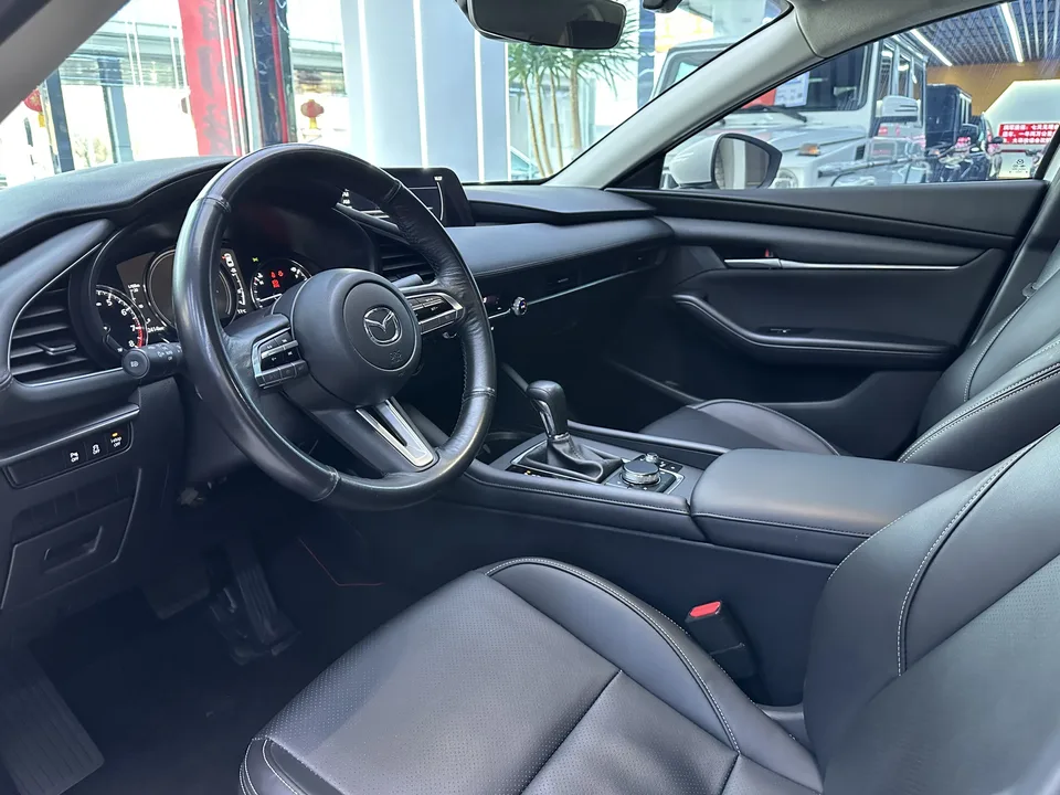 Mazda Axela 2.0L automatic quality version 2022 — миниатюра 4