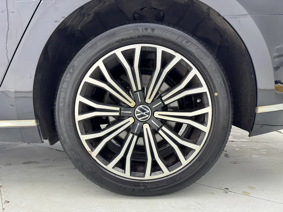 Volkswagen Hui Ang Hui Ang 2021 380TSI Deluxe 2023 — thumbnail 3