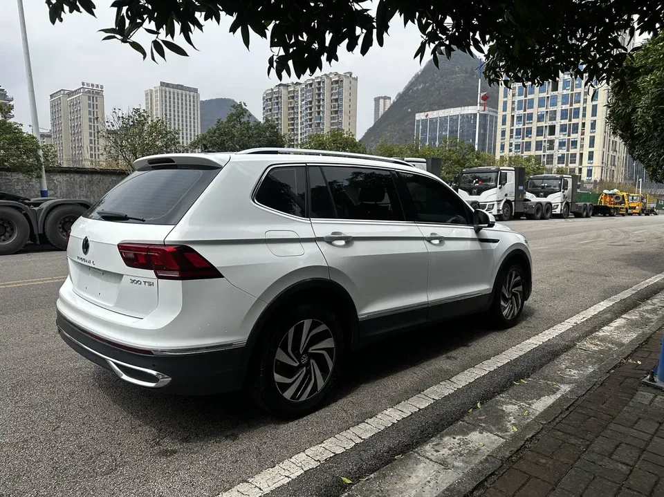 Volkswagen Tiguan L 300TSI 2WD Intelligent Edition 2023 — миниатюра 2