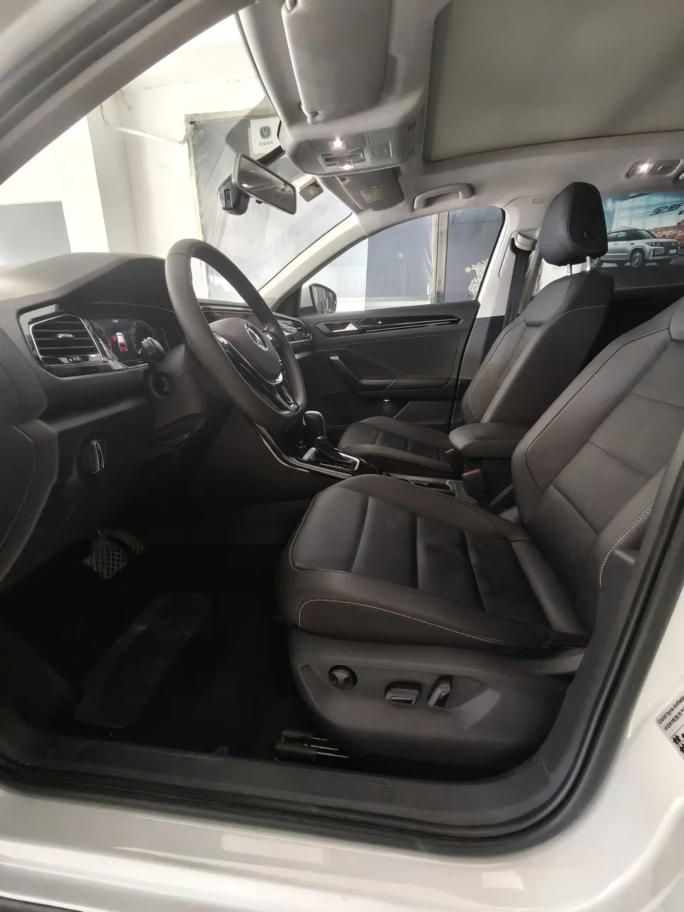 Volkswagen T-Roc Tange 280TSI DSG two-wheel drive comfort PLUS 2022 — миниатюра 4
