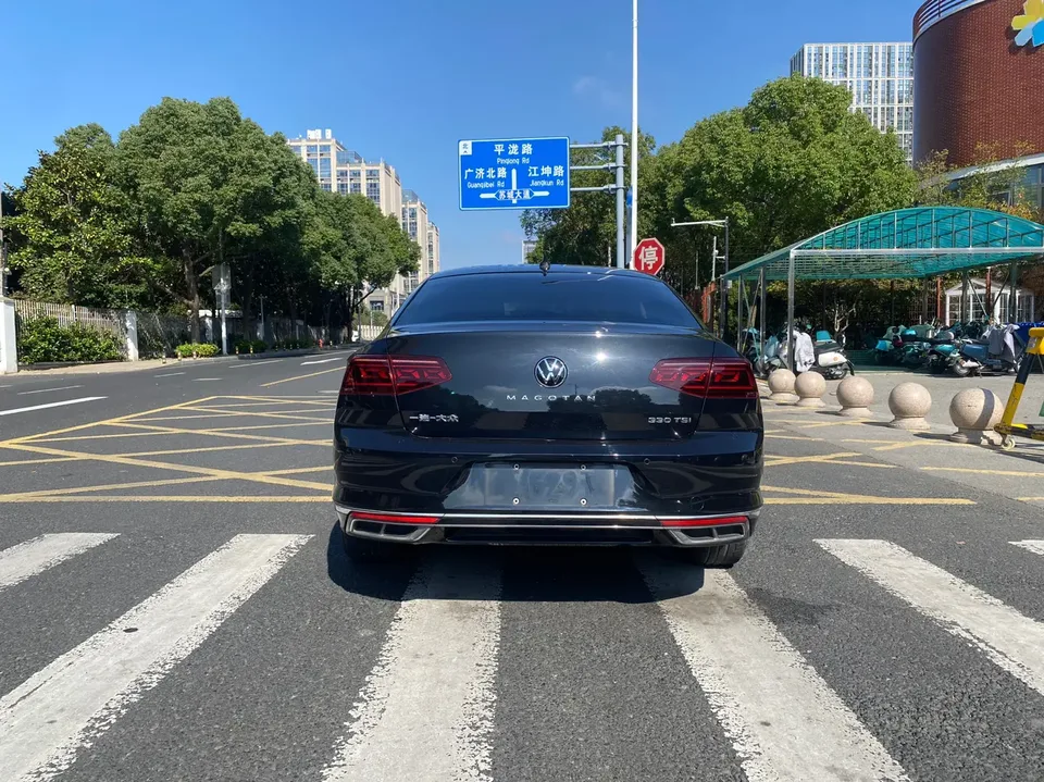 Volkswagen Magotan Magotan 2023 2 million commemorative edition 330TSI DSG luxury model 2023 — миниатюра 2