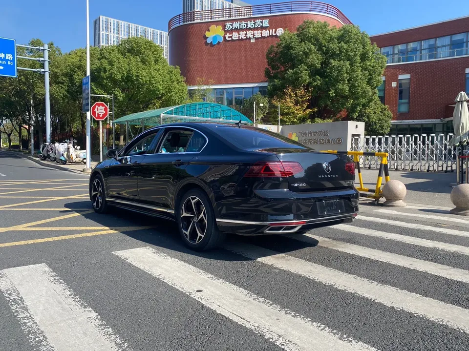 Volkswagen Magotan Magotan 2023 2 million commemorative edition 330TSI DSG luxury model 2023 — миниатюра 4