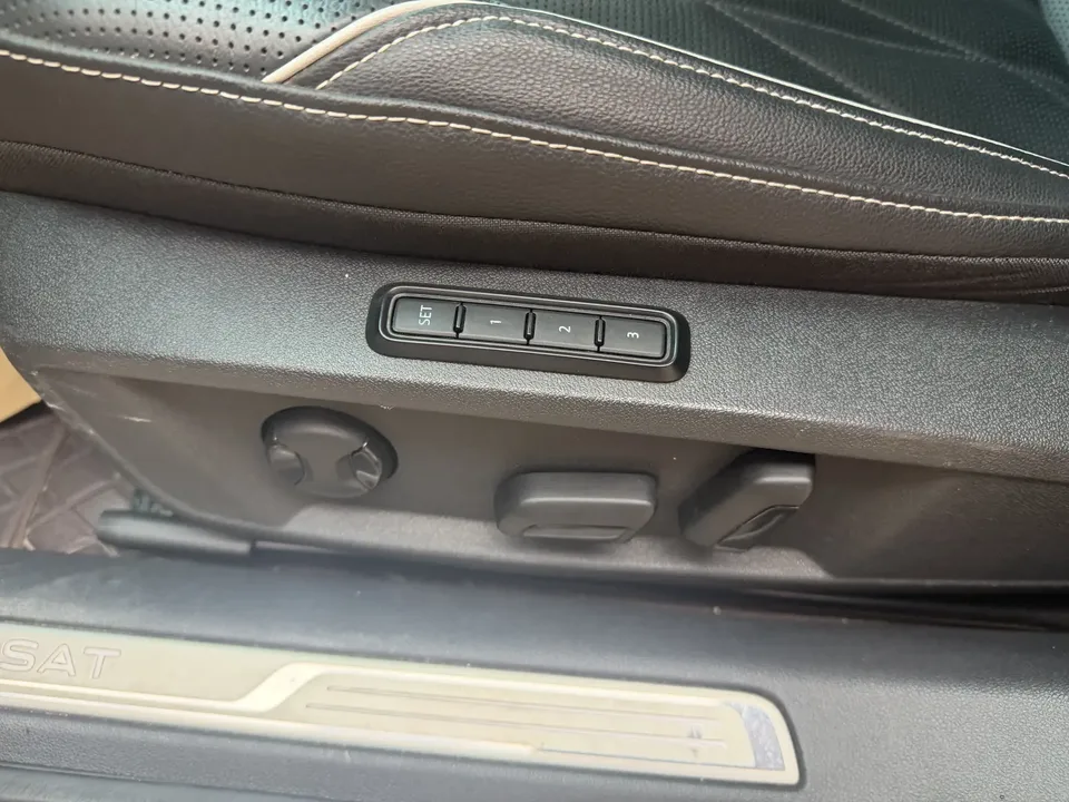 Volkswagen Passat facelift 330TSI luxury version 2023 — миниатюра 5