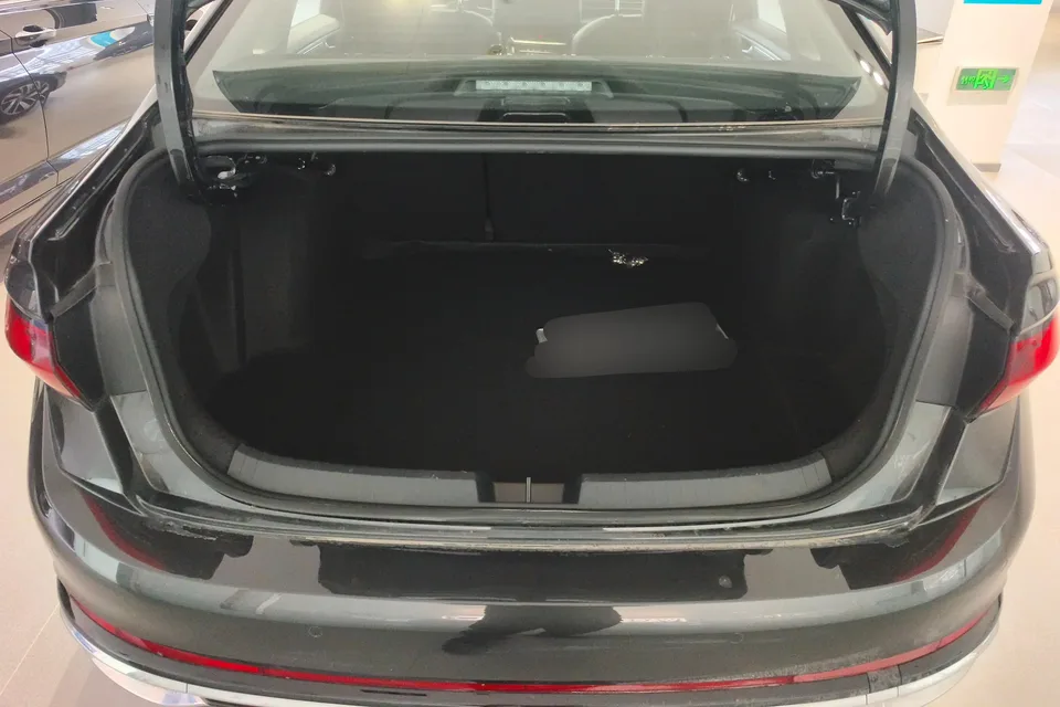 Volkswagen Sagitar 2023 Sagitar 300TSI DSG Excellence Edition 2023 — миниатюра 5