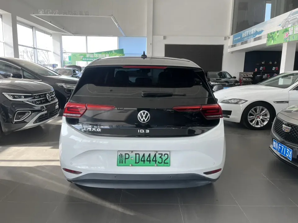 Volkswagen ID.3 Outstanding Edition 2024 — миниатюра 2
