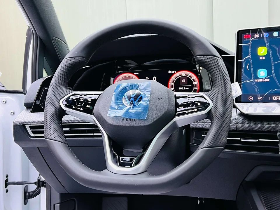 Volkswagen Golf facelift 300TSI R-Line 2026 — миниатюра 4