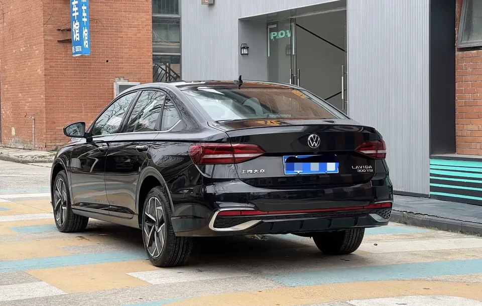 Volkswagen Lavida 300TSI DSG Starry Sky Eternal Edition 2023 — миниатюра 2