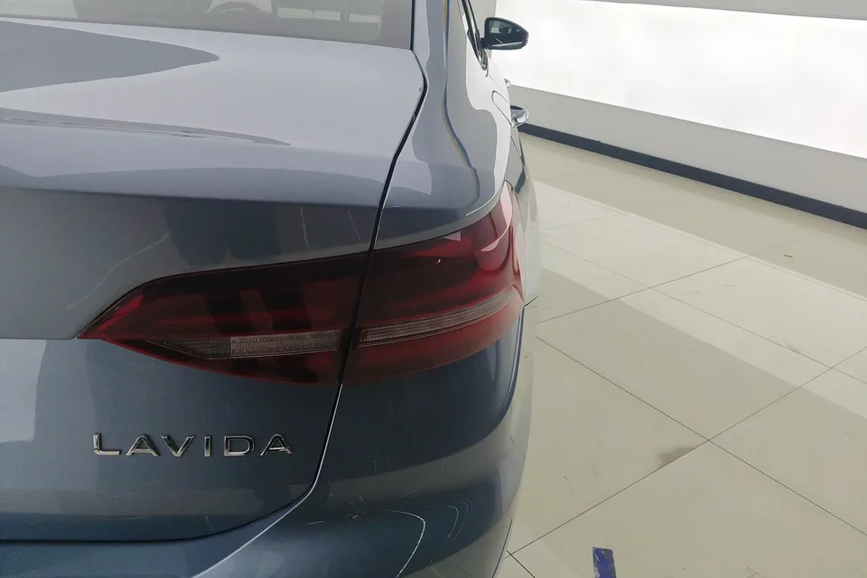Volkswagen Lavida facelift 1.5L automatic starry sky 5 million version 2023 — миниатюра 2