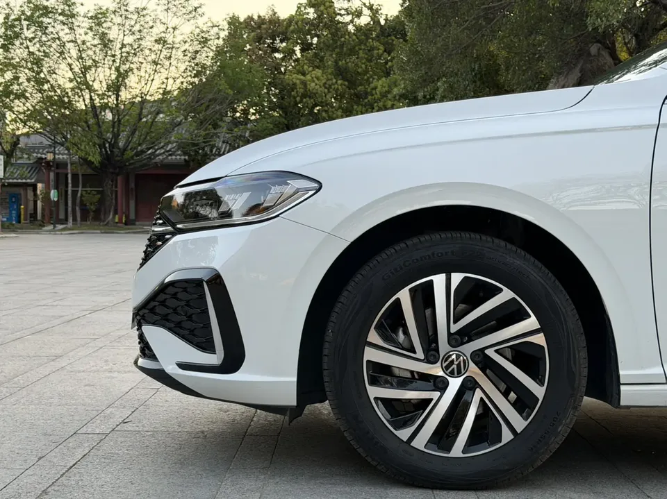Volkswagen Lavida Lavida 2024 300TSI DSG Starry Sky Leading Edition 2025 — миниатюра 3