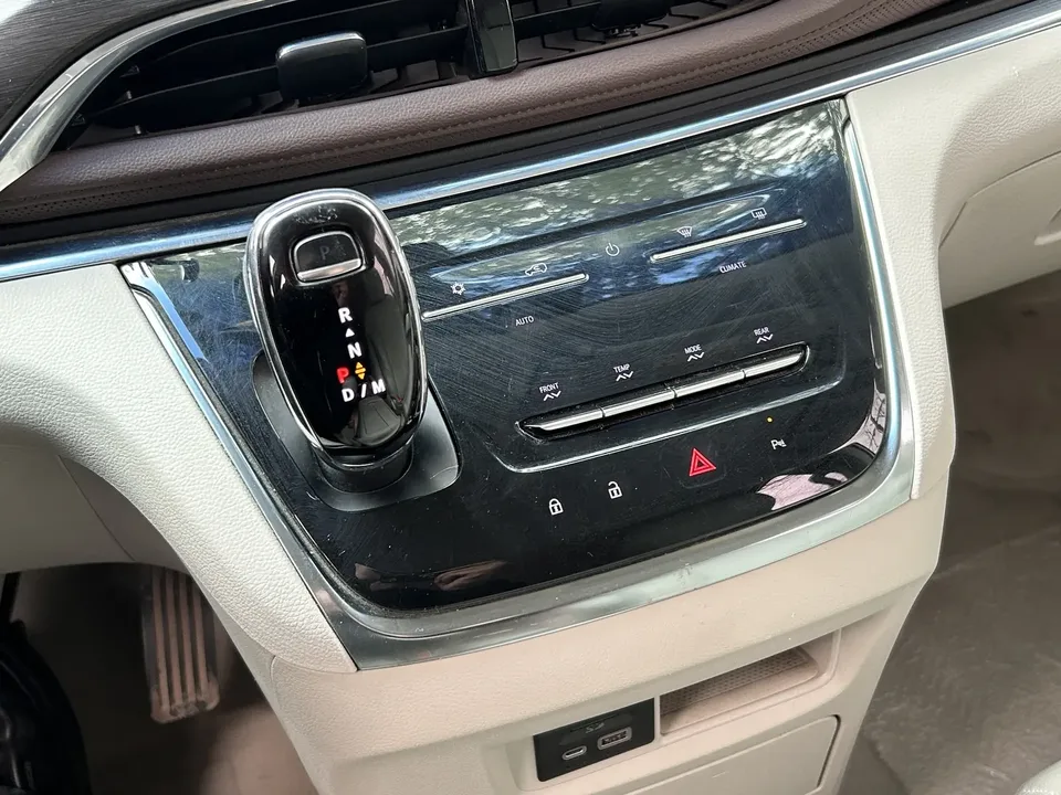 Buick GL8 facelift land business class 2.0T smart model 2024 — миниатюра 3