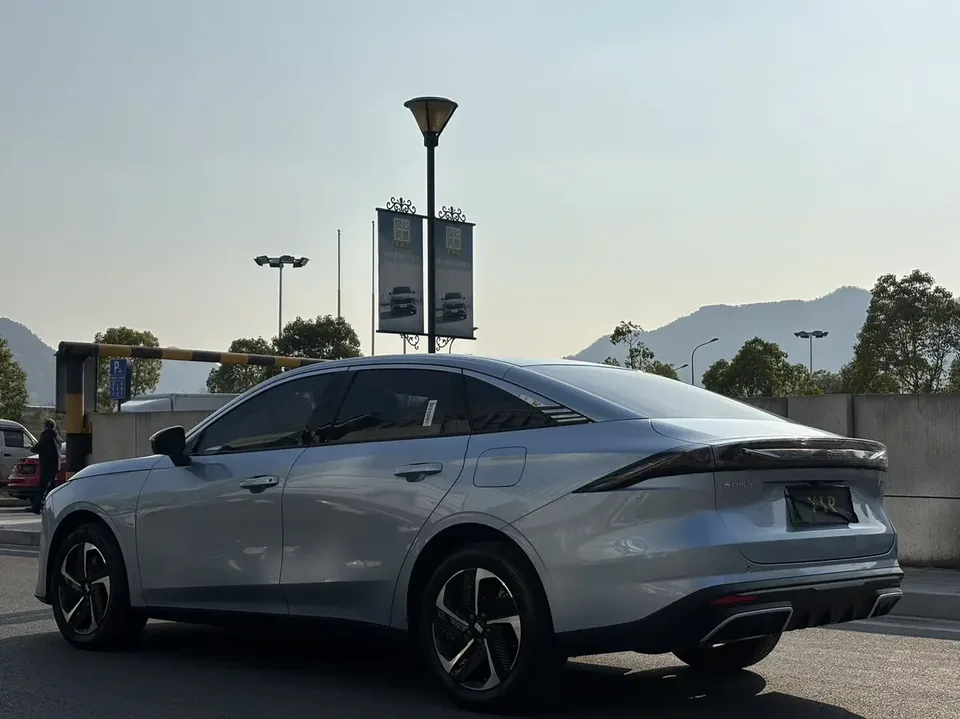 Geely Galaxy L6 Galaxy L6 2025 1.5 EM-i DHT 140KM Starship Edition 2025 — thumbnail 2