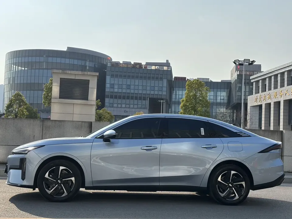 Geely Galaxy L6 Galaxy L6 2025 1.5 EM-i DHT 140KM Starship Edition 2025 — thumbnail 4