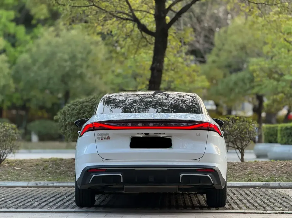 Geely Galaxy L6 1.5T DHT 125km MAX 2024 — миниатюра 2
