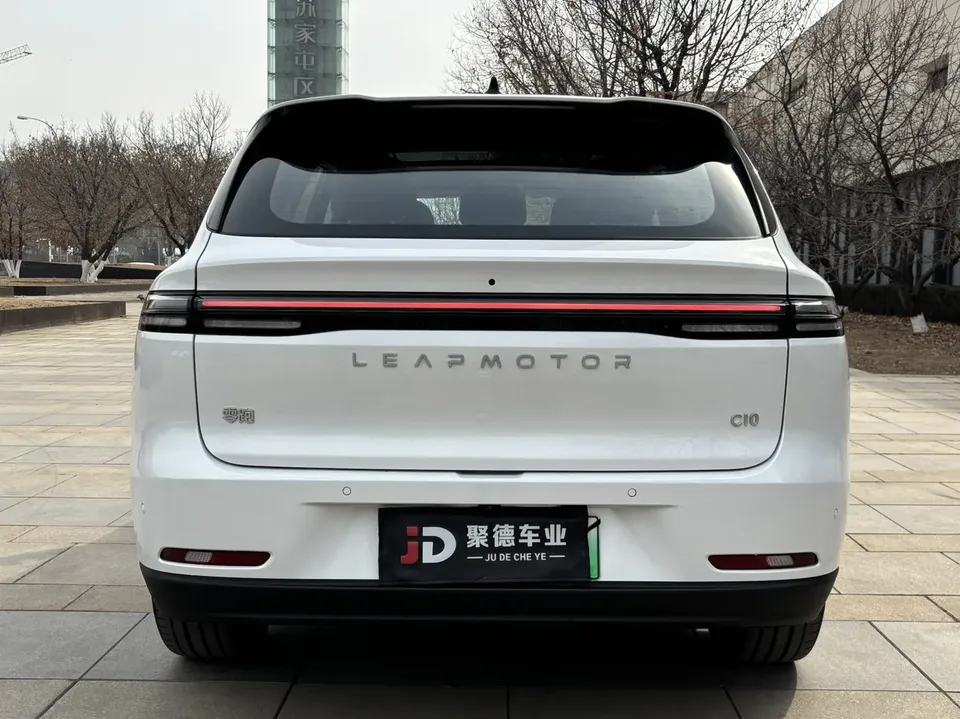 Leapmotor Zero running C10 Leapmotor C10 2026 Extended Range 210 LiDAR Edition 2026 — миниатюра 2
