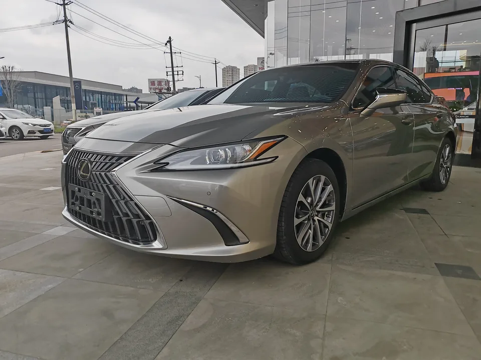 Lexus ES 2022