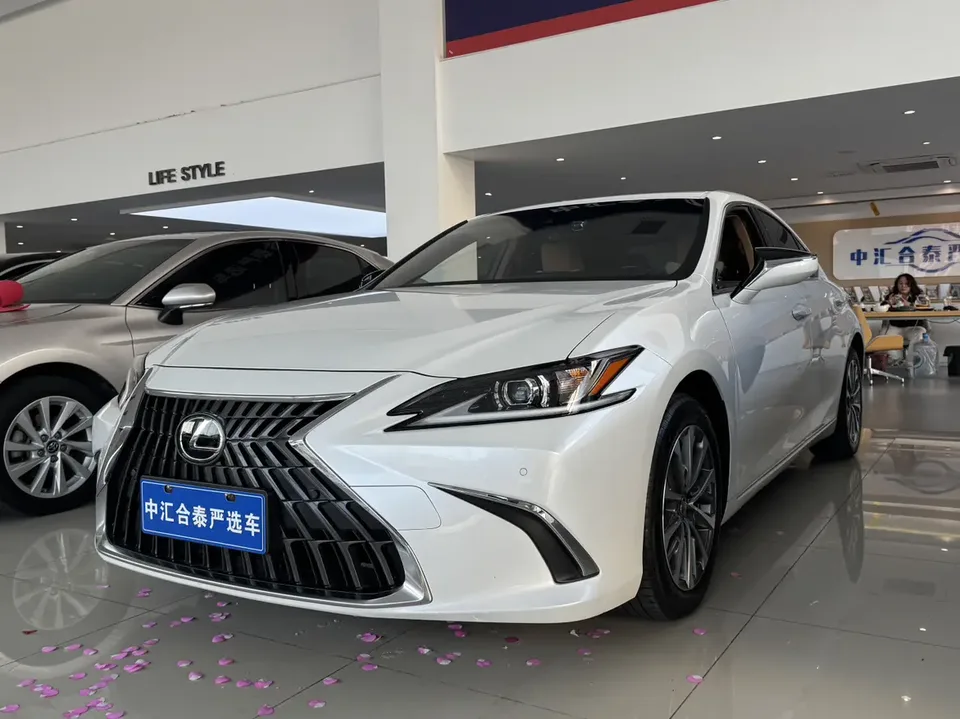 Lexus ES 2022