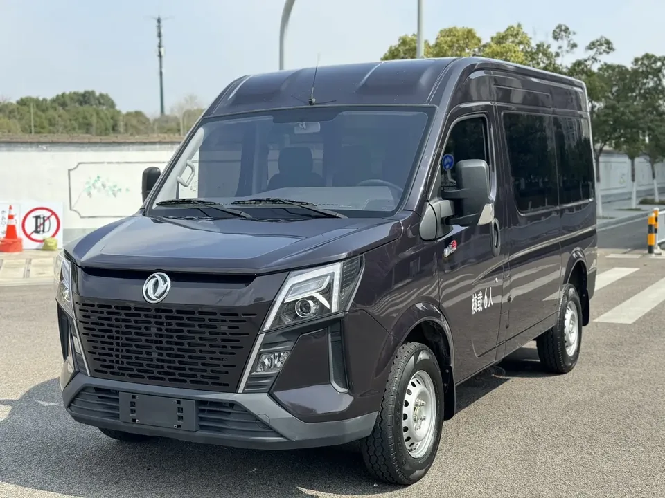 Dongfeng Yufeng Yufeng 2023 V9+ 2.0T automatic front-wheel drive multi-functional short-axle low-roof 5/6 seats 2022 — фото 1, купить с доставкой в Москву