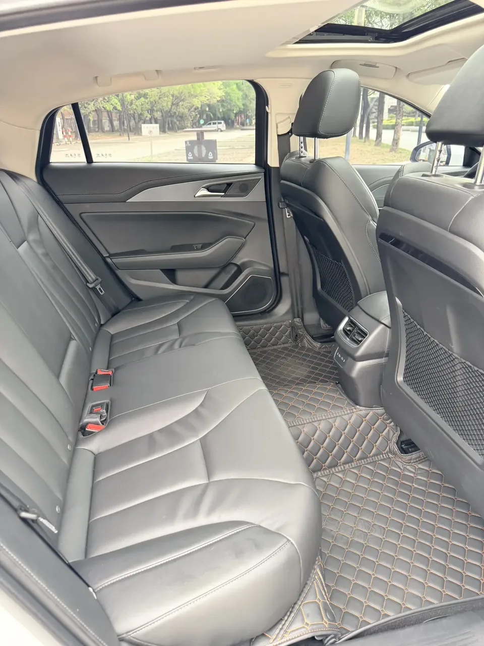 Hongqi H5 classic Hongqi H5 Classic 2022 1.8T Automatic Zhilian Qiyun Edition 2023 — миниатюра 3