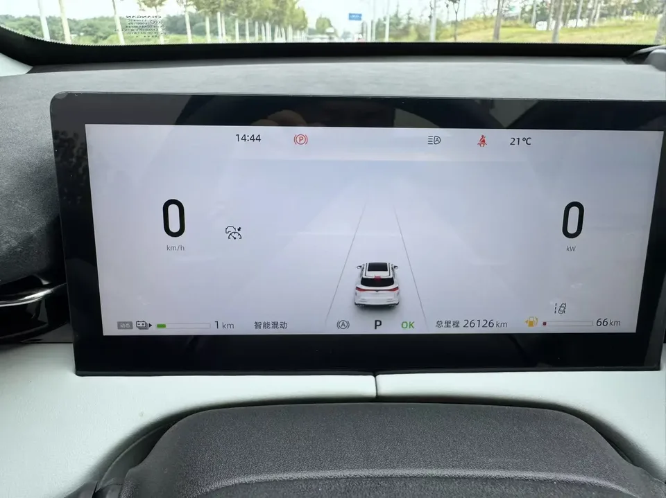 Changan UNI-Z PHEV Blue Whale iDD 125KM Beyond Edition 2024 — миниатюра 5