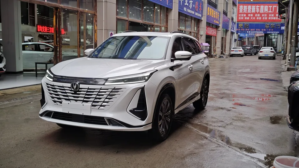 Changan CS75PLUS third generation champion version 1.5T automatic intelligent driving dynamic navigation model 2024 — фото 1, купить с доставкой в Москву