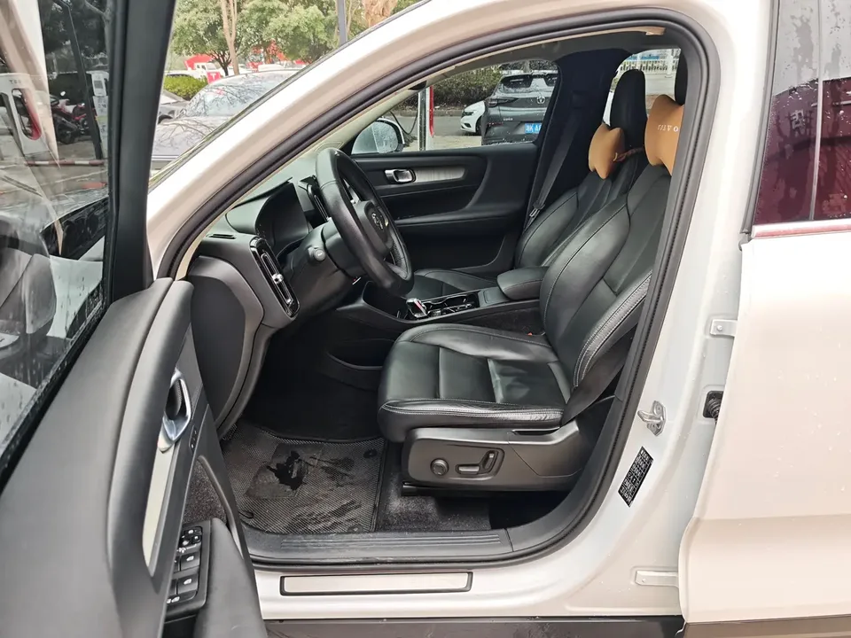Volvo XC40 Volvo XC40 2022 T4 four-wheel drive Zhiyuan luxury version 2022 — миниатюра 3