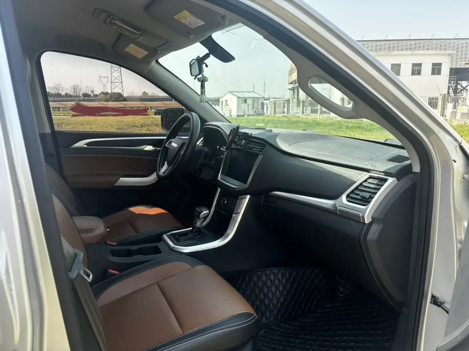 Datong Maxus T70 2.0T diesel automatic two-wheel drive Australian version long box 2023 — миниатюра 5
