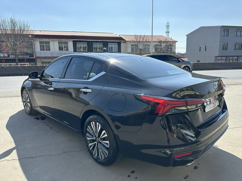 Nissan Altima Teana 2.0L SV Black Gold Edition 2025 — миниатюра 2