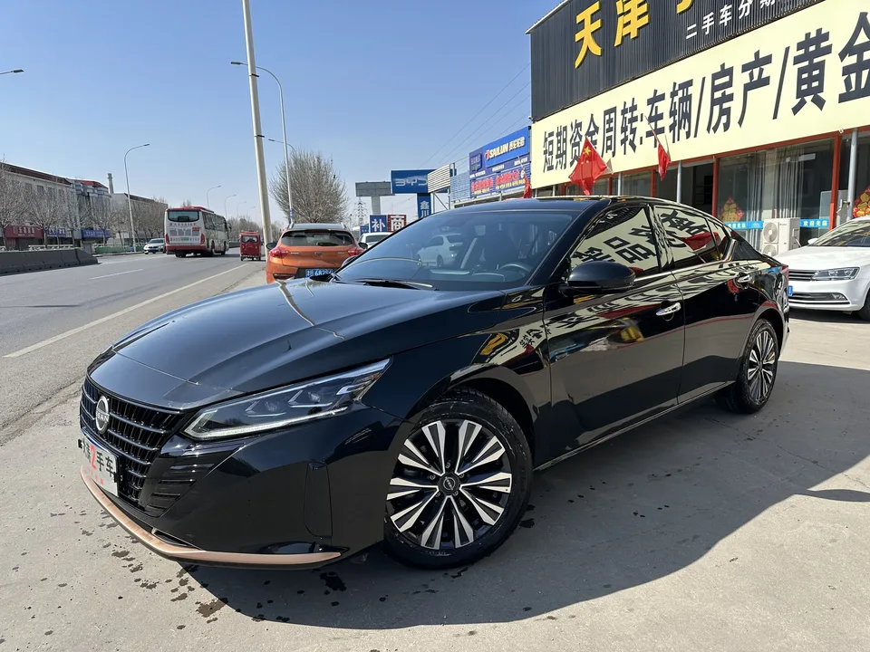 Nissan Altima Teana 2.0L SV Black Gold Edition 2025 — фото 1, купить с доставкой в Москву