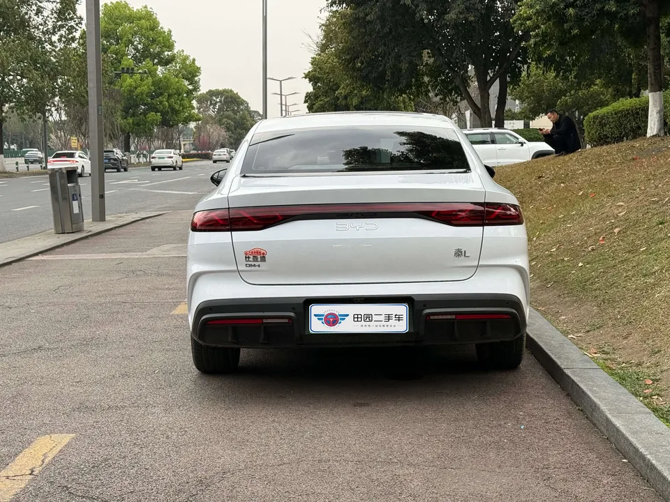 BYD Qin L DM DM-i 120KM Excellence Edition 2025 — миниатюра 2