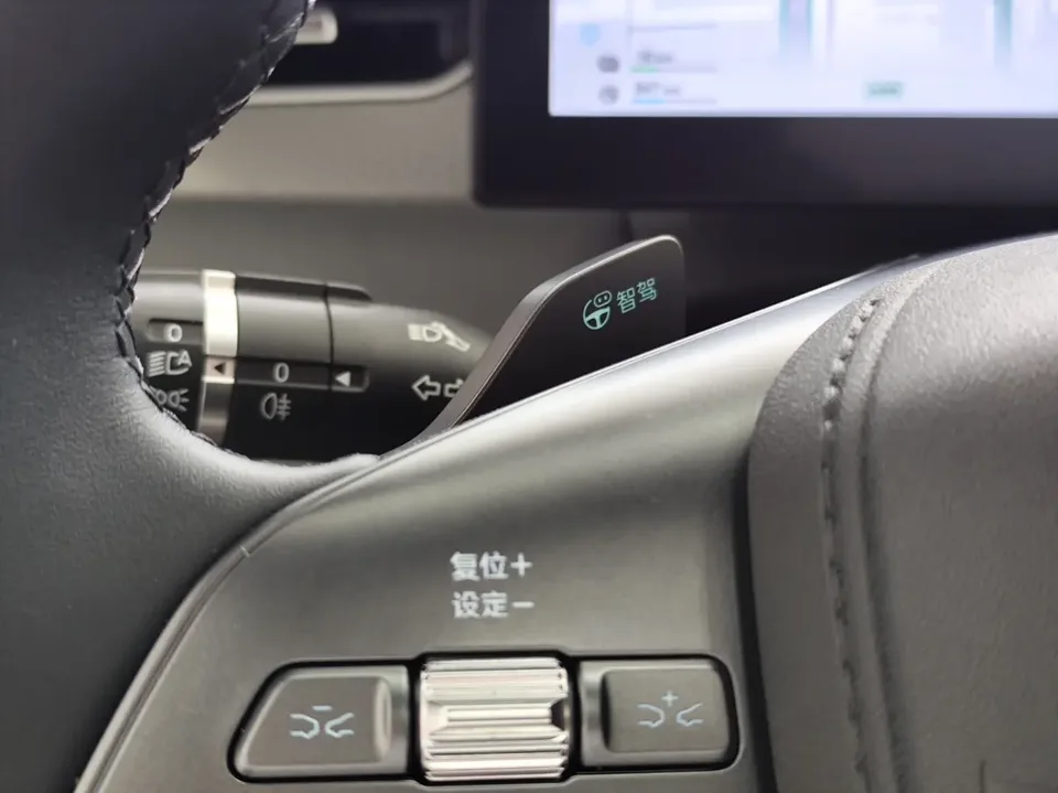 BYD Qin PLUS DM Intelligent Driving Edition DM-i 120KM Beyond Edition 2025 — миниатюра 3