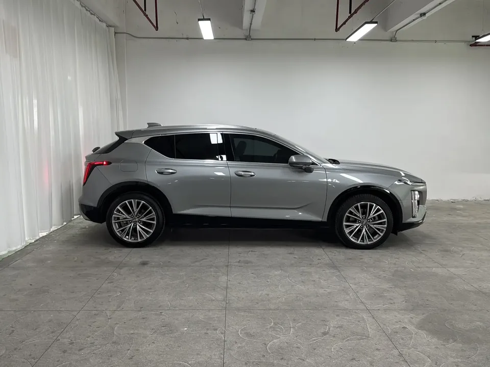 Cadillac GT4 25T Premium Edition 2023 — миниатюра 2