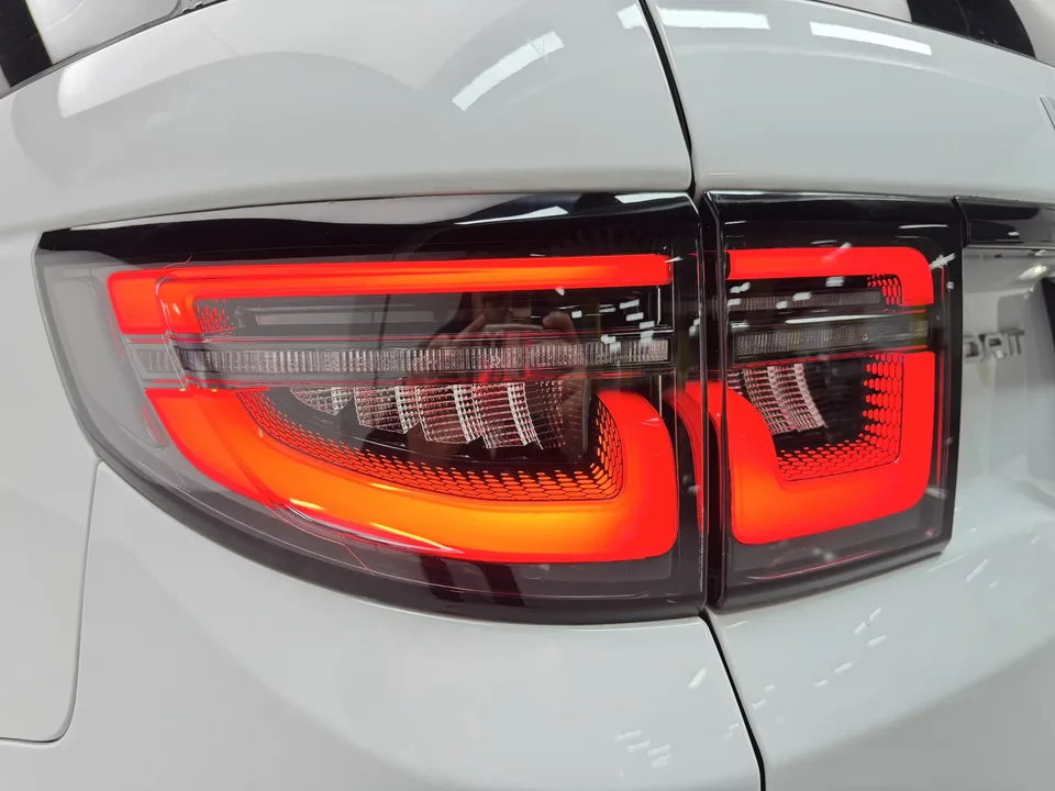 Land Rover Discover Sports Discover Sports 2024 249PS R-Dynamic SE Performance Technology Edition 5 Seaters 2024 — миниатюра 4