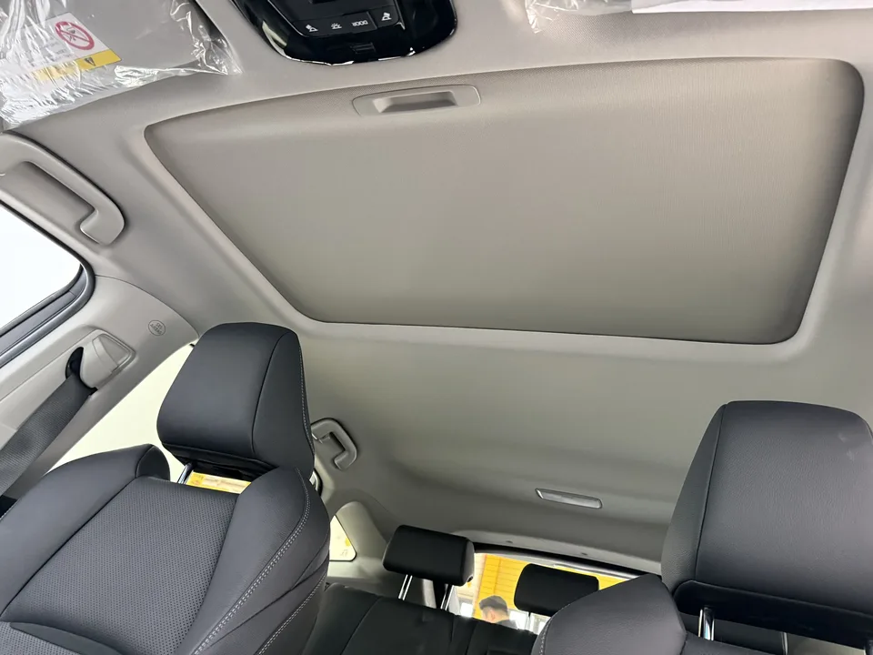 Toyota Venza 2.0L CVT two-wheel drive luxury version 2024 — миниатюра 5