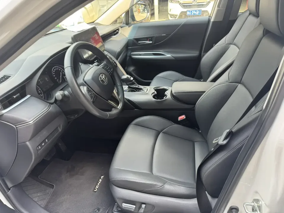 Toyota Venza 2.0L CVT 2WD Luxury Edition 2024 — миниатюра 4